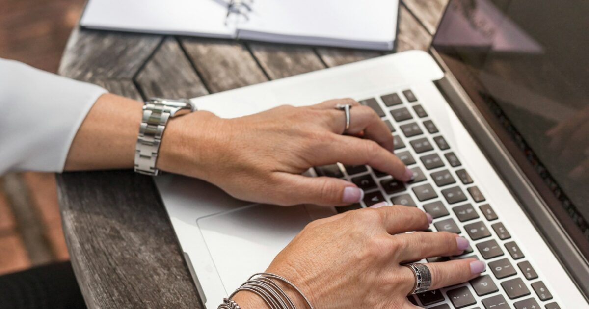 linkedin-sales-solutions-0QvTyp0gH3A-unsplash (1) | 日本白井新聞